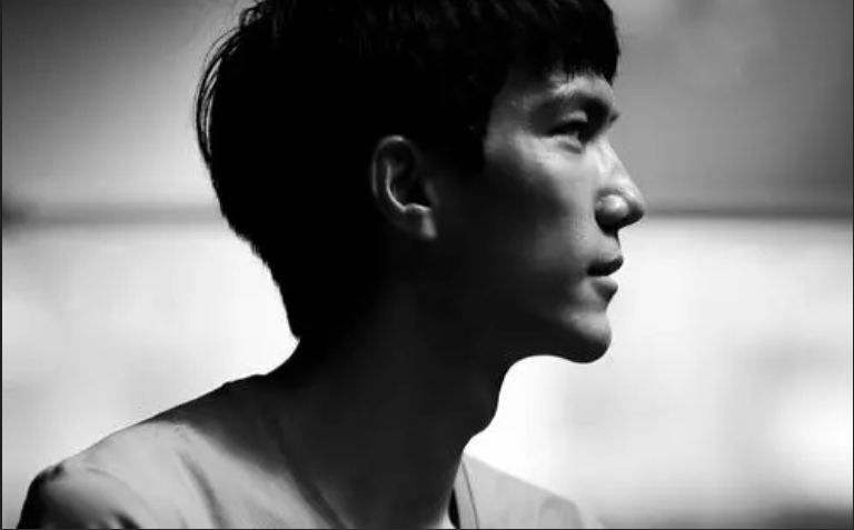他是中國近30年來最優(yōu)秀的跳高選手，如今